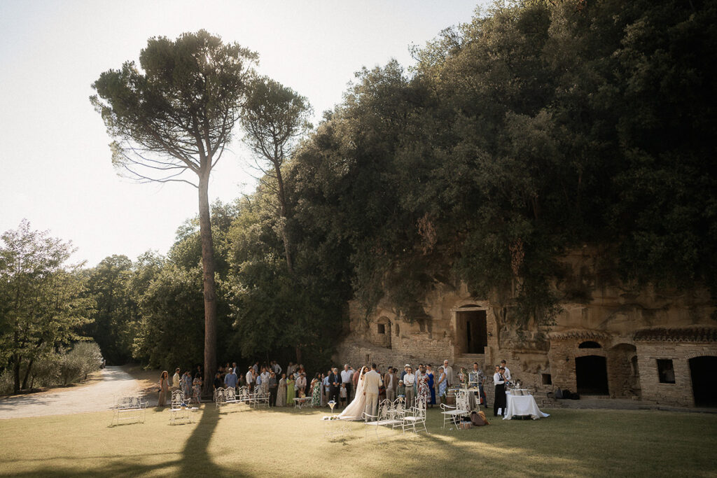 Hochzeitspaar im alten Kloster in Bardolino, Gardasee, Hochzeitsfotograf Frau Alfred aus Berlin