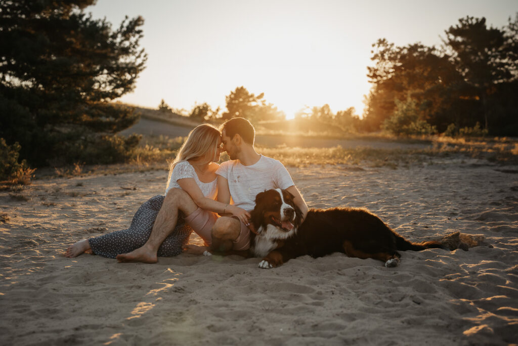 Paar mit Hund bei einem natürlichen Outdoor-Fotoshooting in Berlin, gemeinsamer Spaziergang in der Natur - Frau Alfred Fotografie